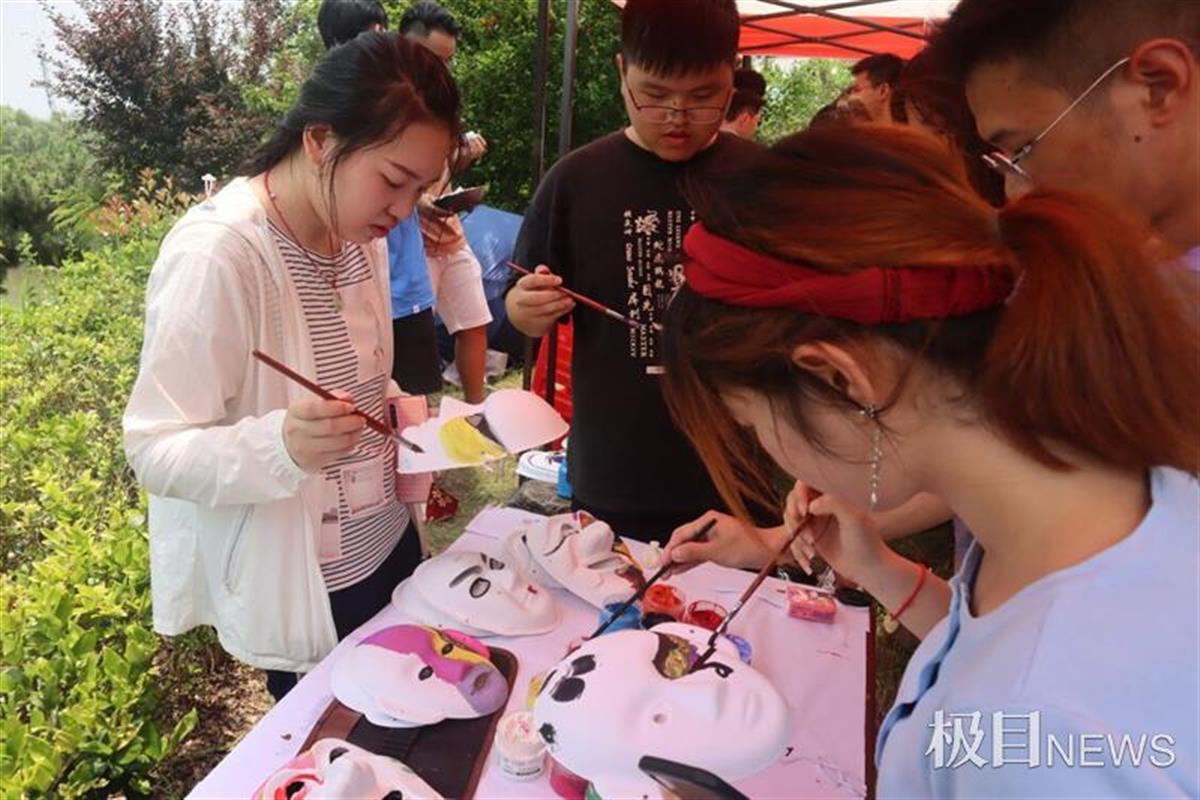 内湖上赛龙舟，武科大师生共赏端午文化