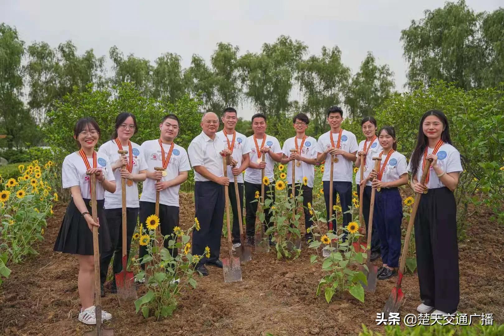 武科大校长为10名优秀毕业生颁发“校长奖章”