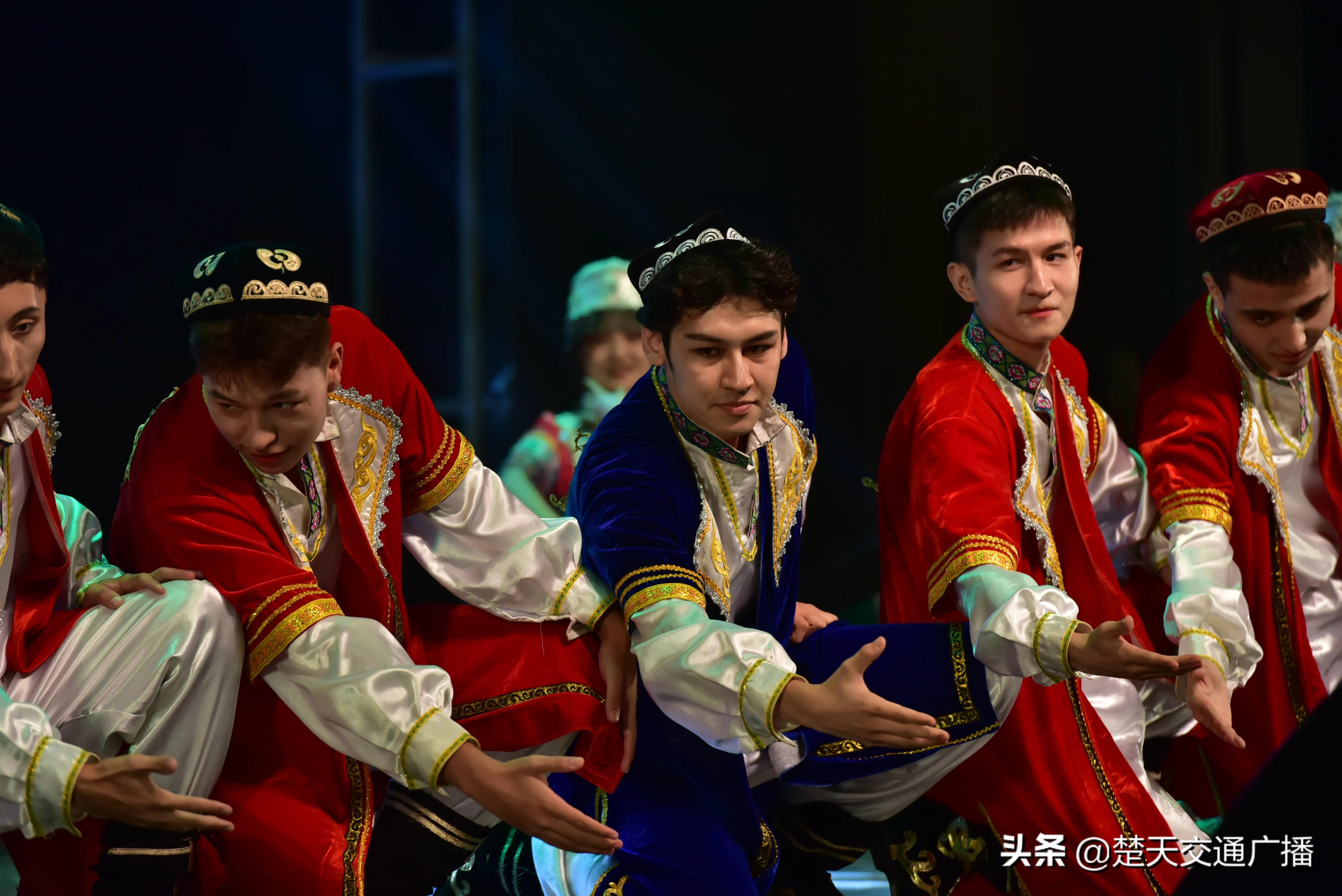 续航青春共赴未来，js33333线路登录毕业晚会燃情揭幕