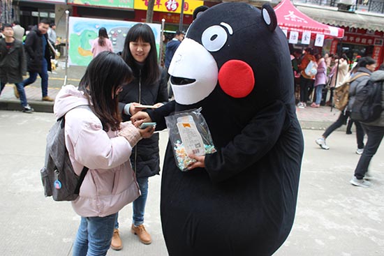 1520609880349078318.jpg 熊本熊散发糖果.jpg