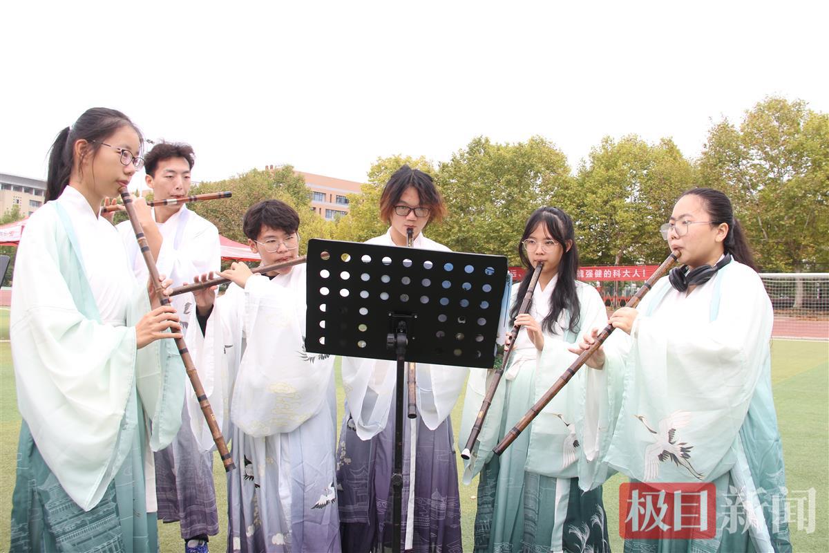 笛箫协会演奏。通讯员 肖宇瑄 摄.JPG 笛箫协会演奏。通讯员 肖宇瑄 摄.JPG