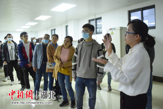 王琼老师向新生及家长介绍实验室 高杨 摄