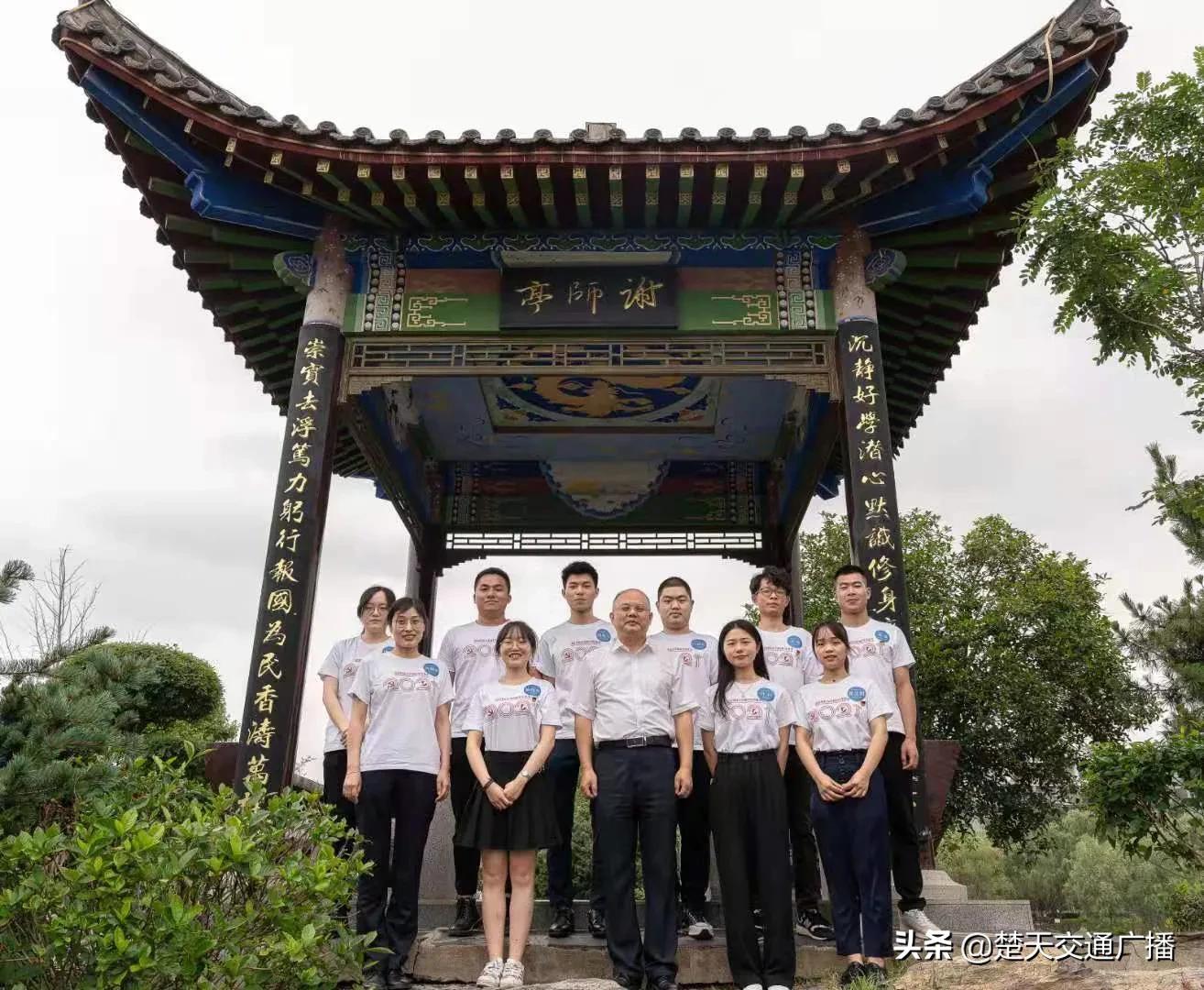 武科大校长为10名优秀毕业生颁发“校长奖章”