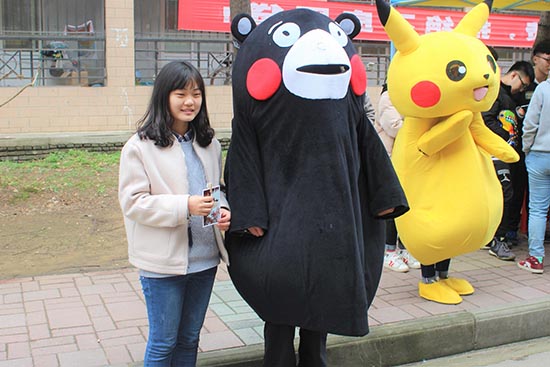 1520609926904070496.jpg 路过女孩与熊本熊合影留恋.jpg