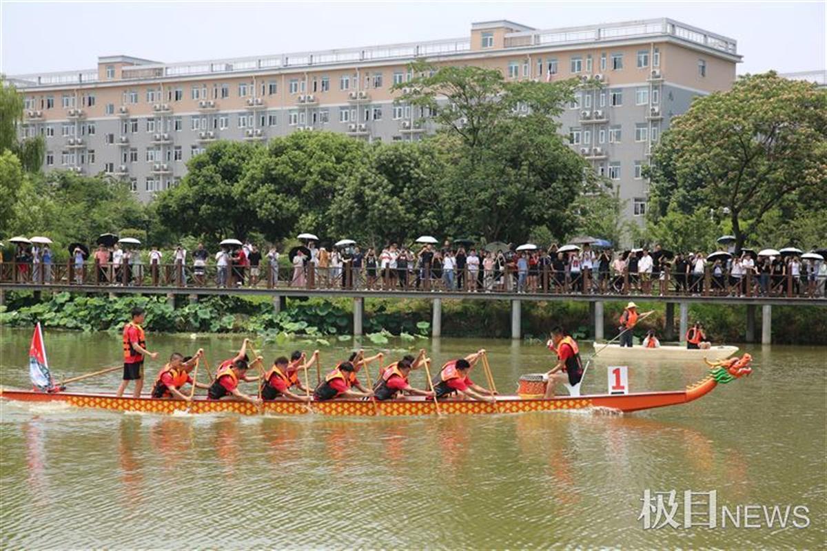 内湖上赛龙舟，武科大师生共赏端午文化