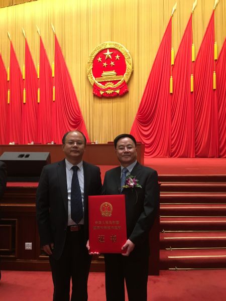 武科大校长倪红卫和张一敏教授在人民大会堂 武科大校长倪红卫和张一敏教授在人民大会堂